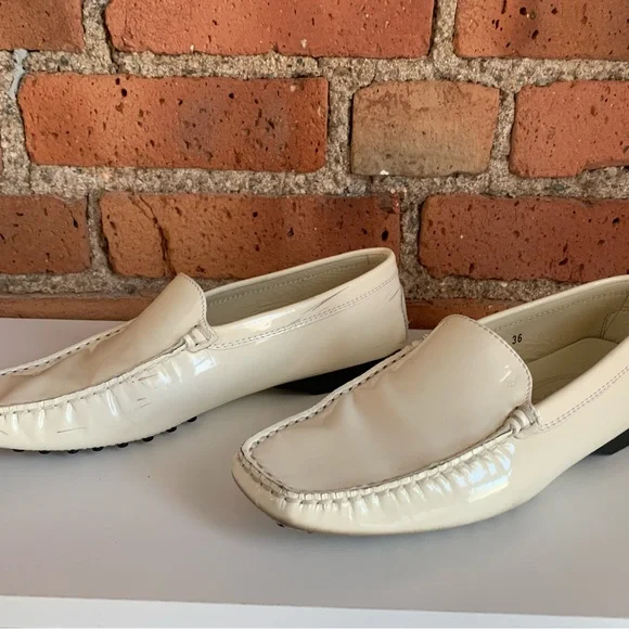 Tod’s Women’s Grommino Flat Driving Shoe Loafer Ivory Patent Leather 6 36 - Picture 6 of 13